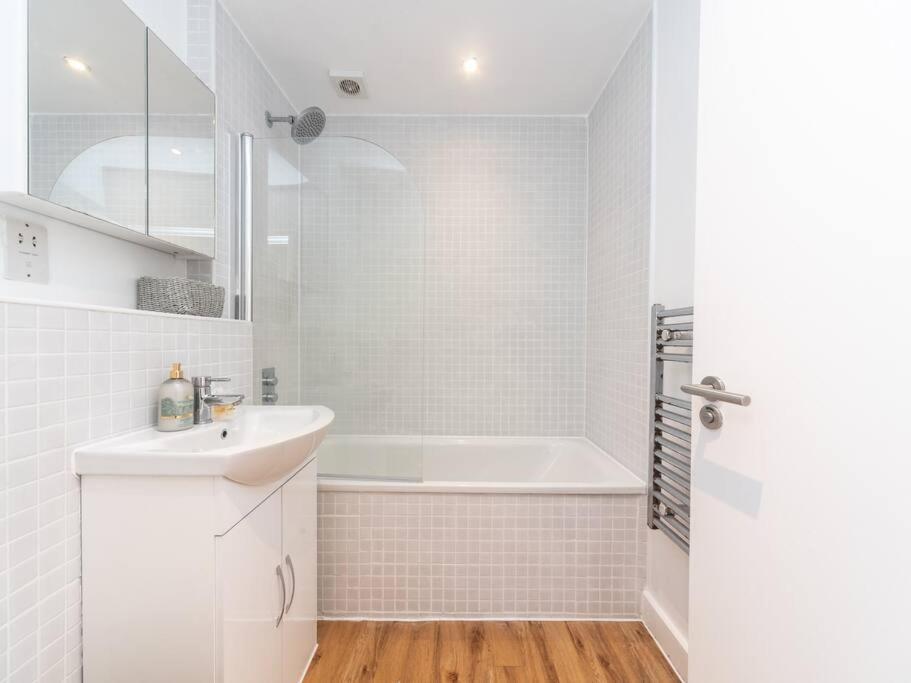 Bright & Modern 2-Bed Apartment In Vibrant East Londra Esterno foto